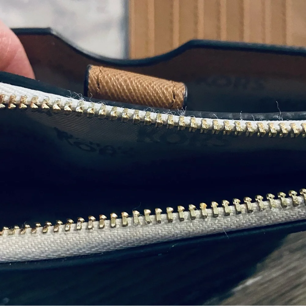 MICHAEL KORS Adele Logo Smartphone Double Zip  Wallet Color: Vanilla / Acorn - Picture 5 of 12